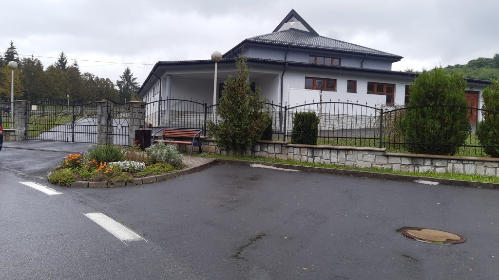 Novž cintor°n - dom sm£tku , kvetinovž z†hon